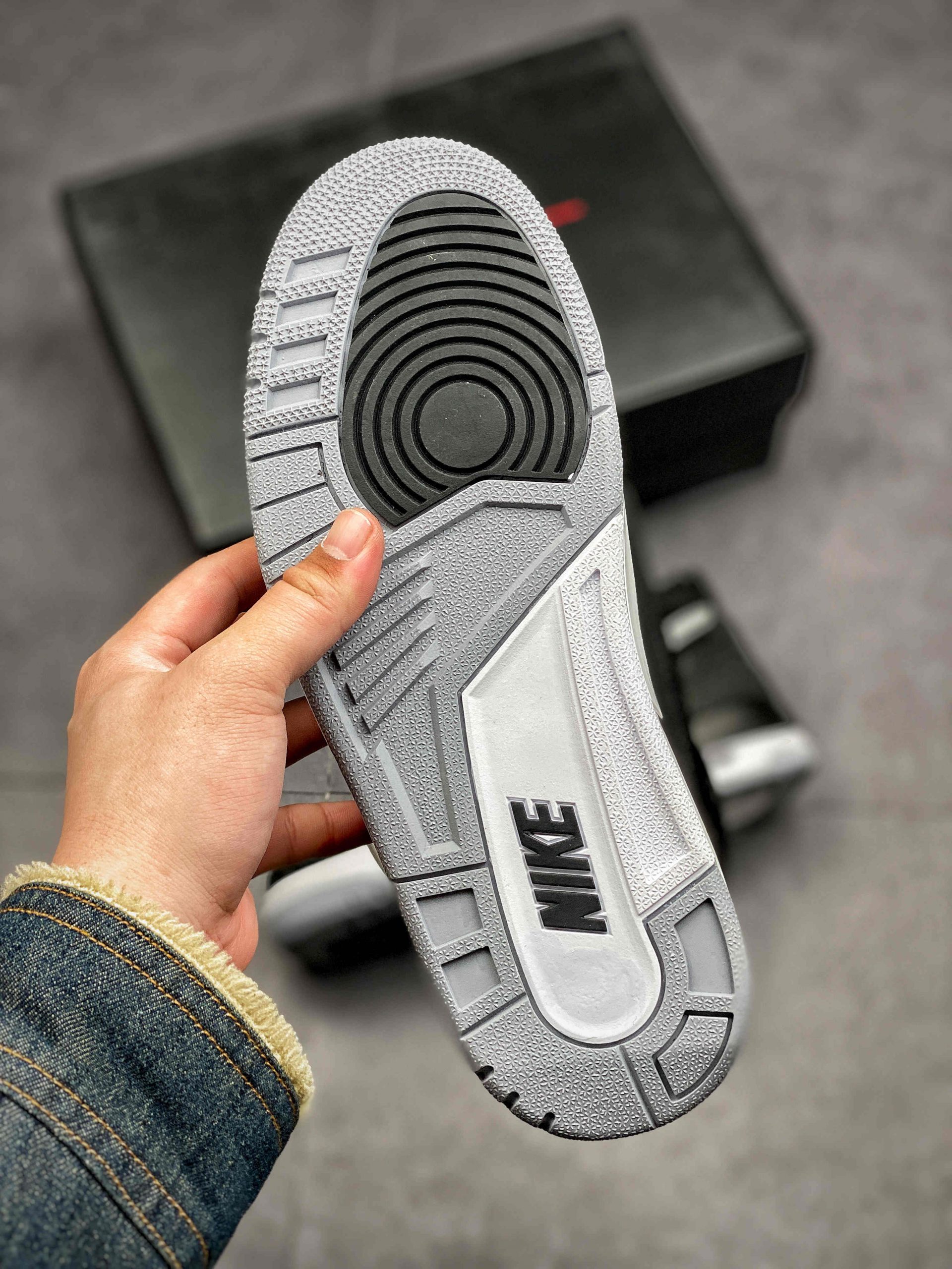 Alternative view of Air Jordan 3 Tinker