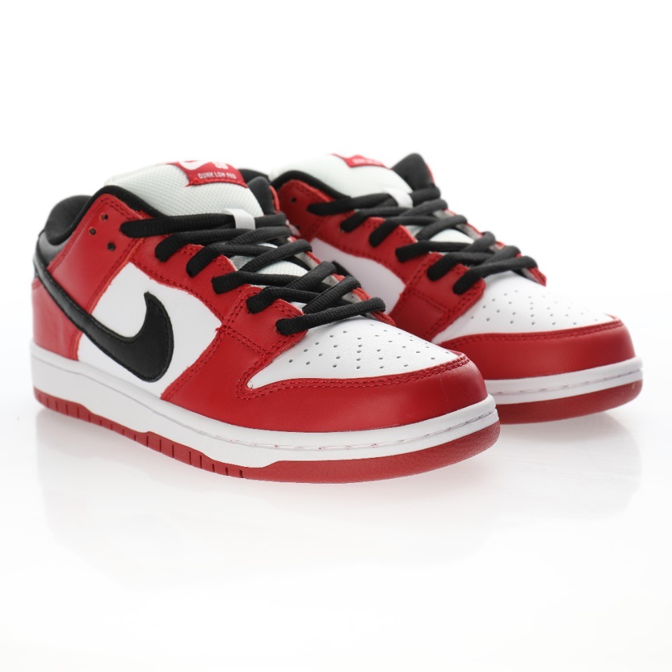 Alternative view of Nike SB Dunk Low Pro "Chicago"