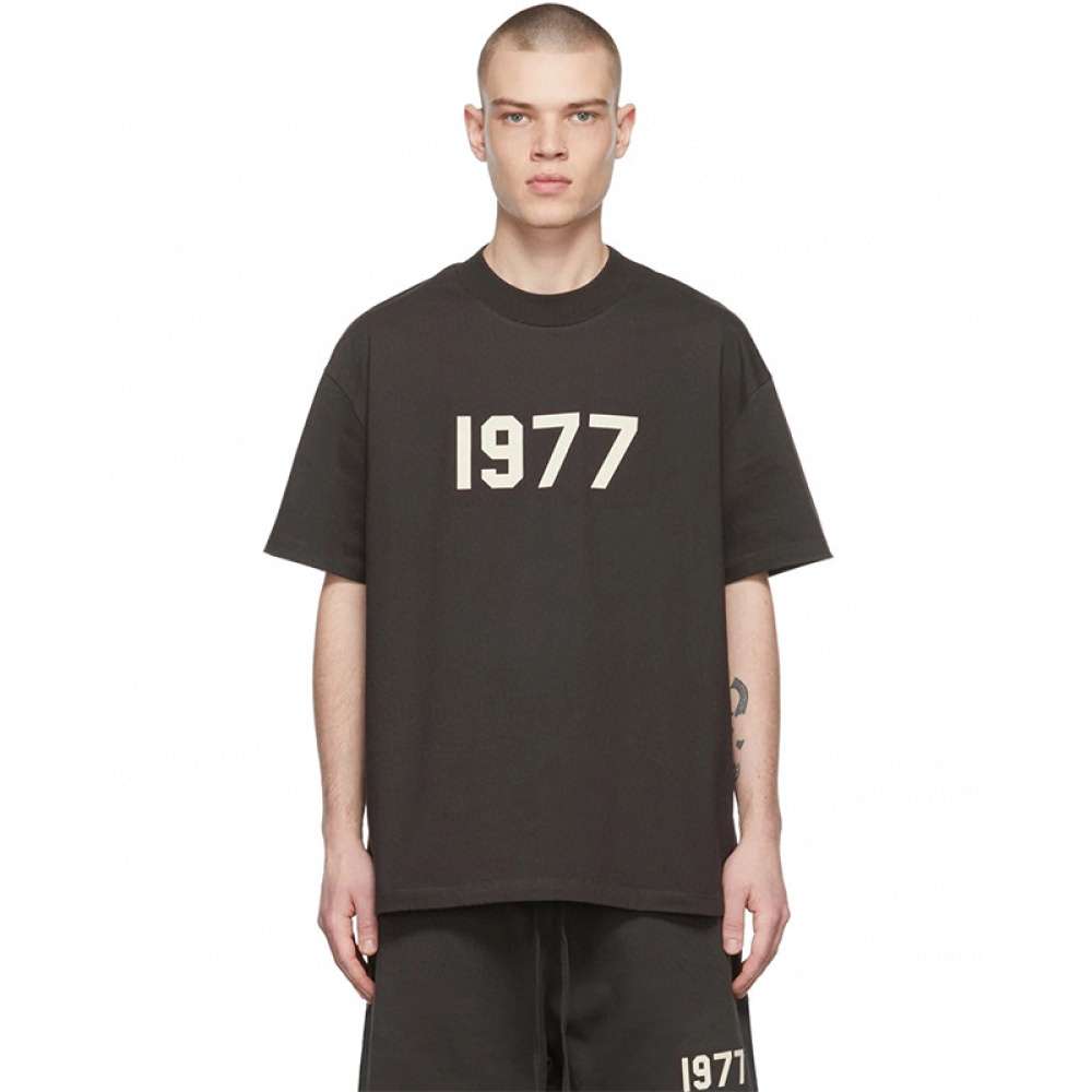 Camiseta Essentials 1977