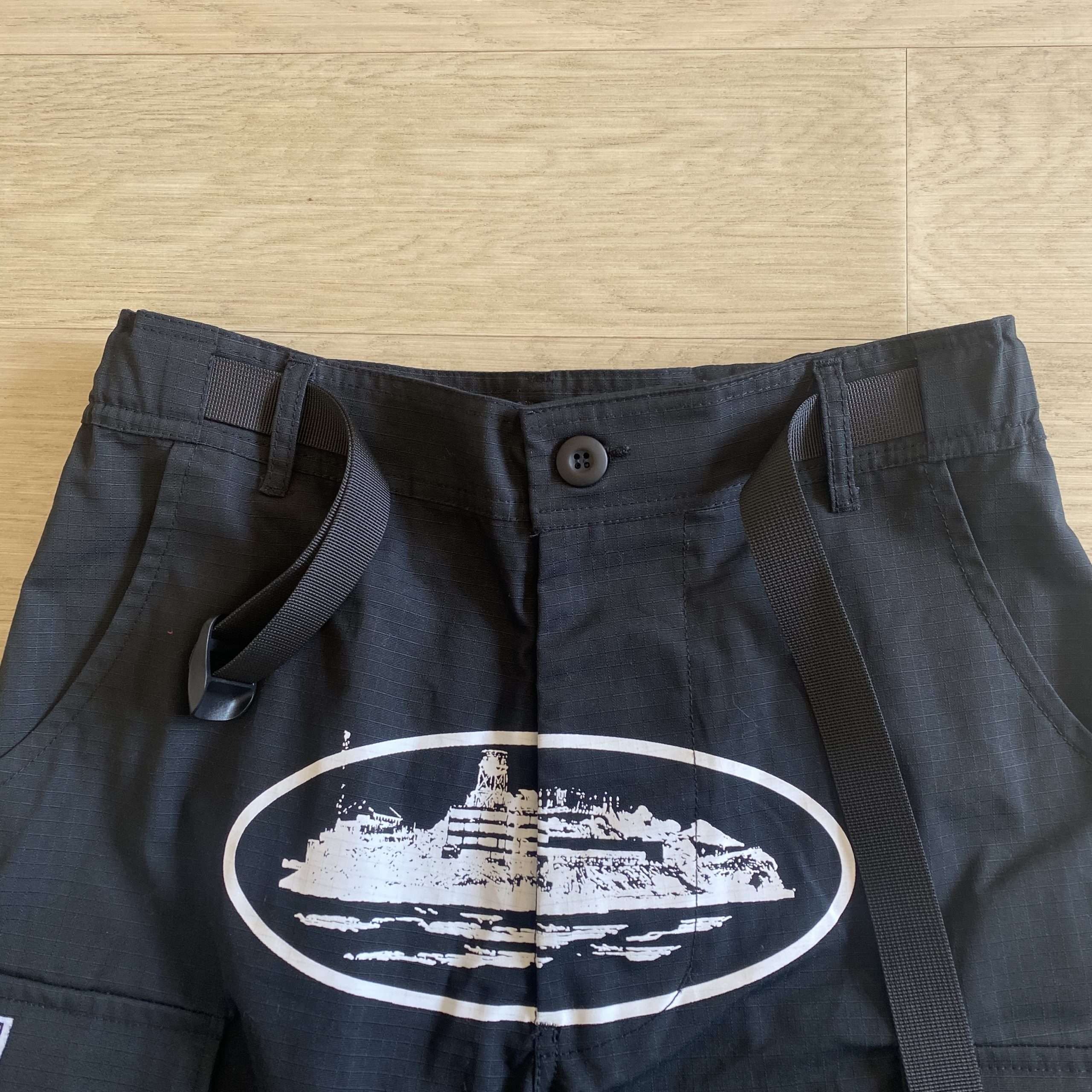 Alternative view of Pantalón Corteiz Negro y Blanco Logo Blanco