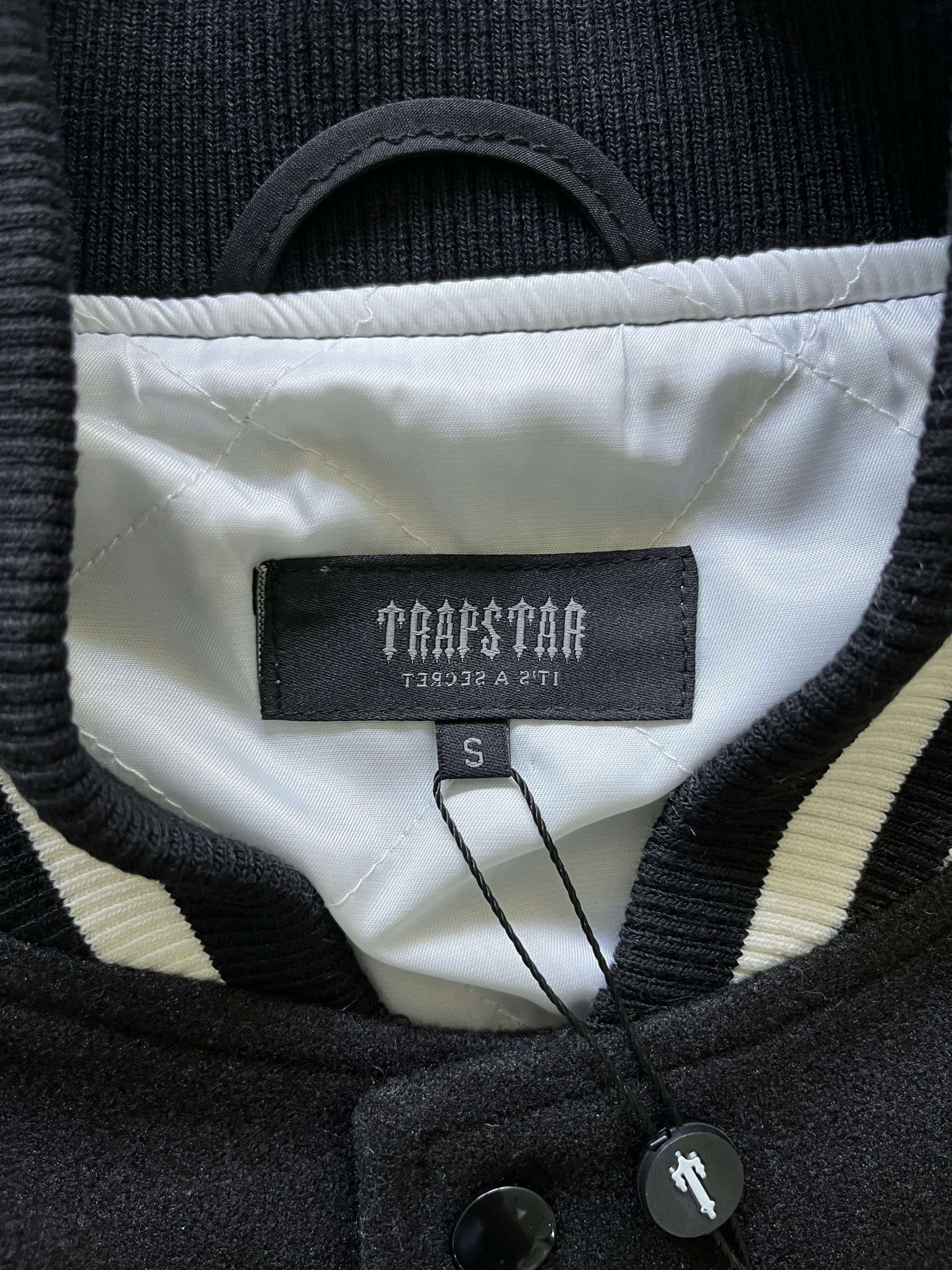 Alternative view of Chaqueta Trapstar Estilo Universitario