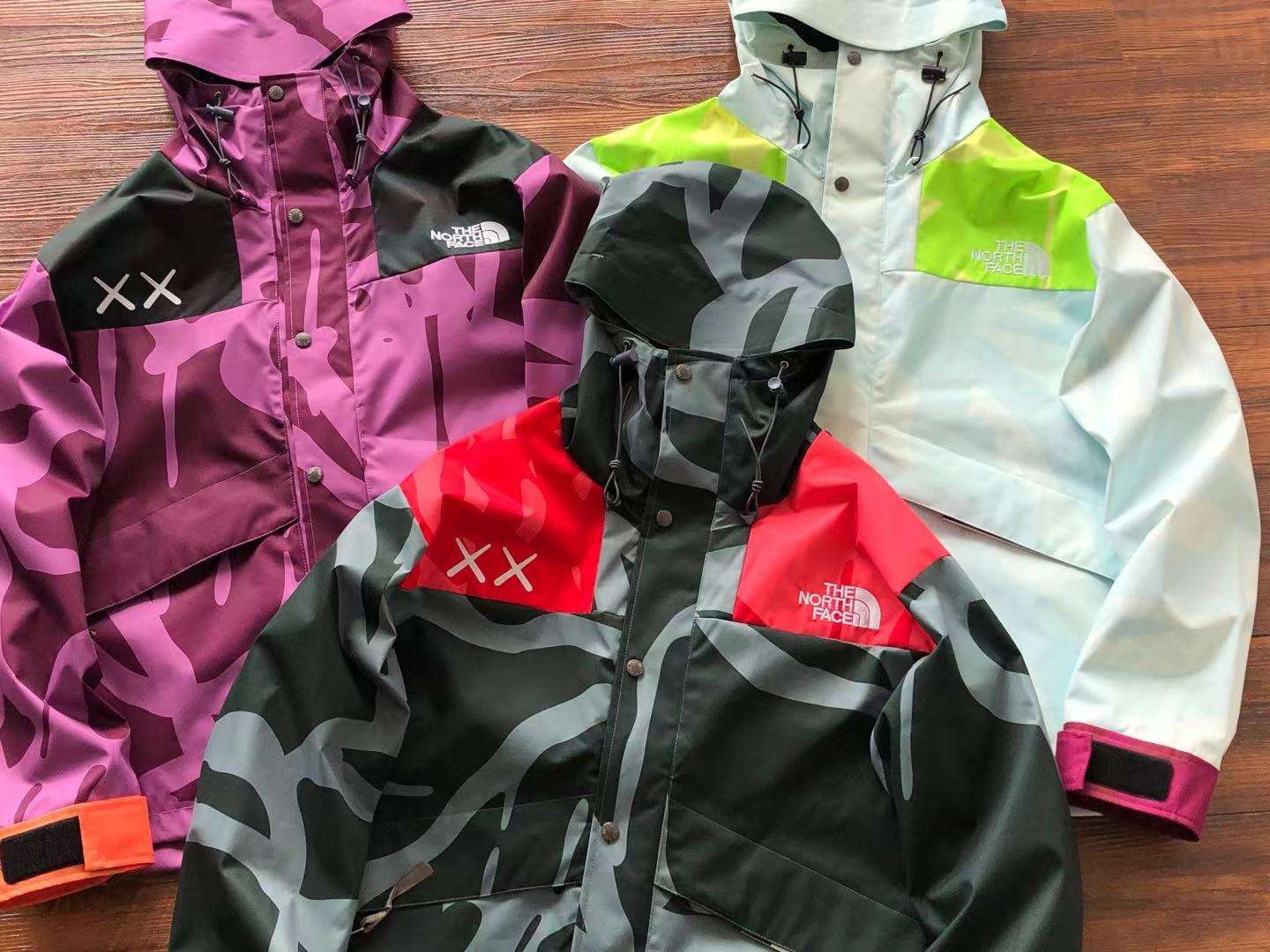 Alternative view of Chaqueta TNF x Kaws