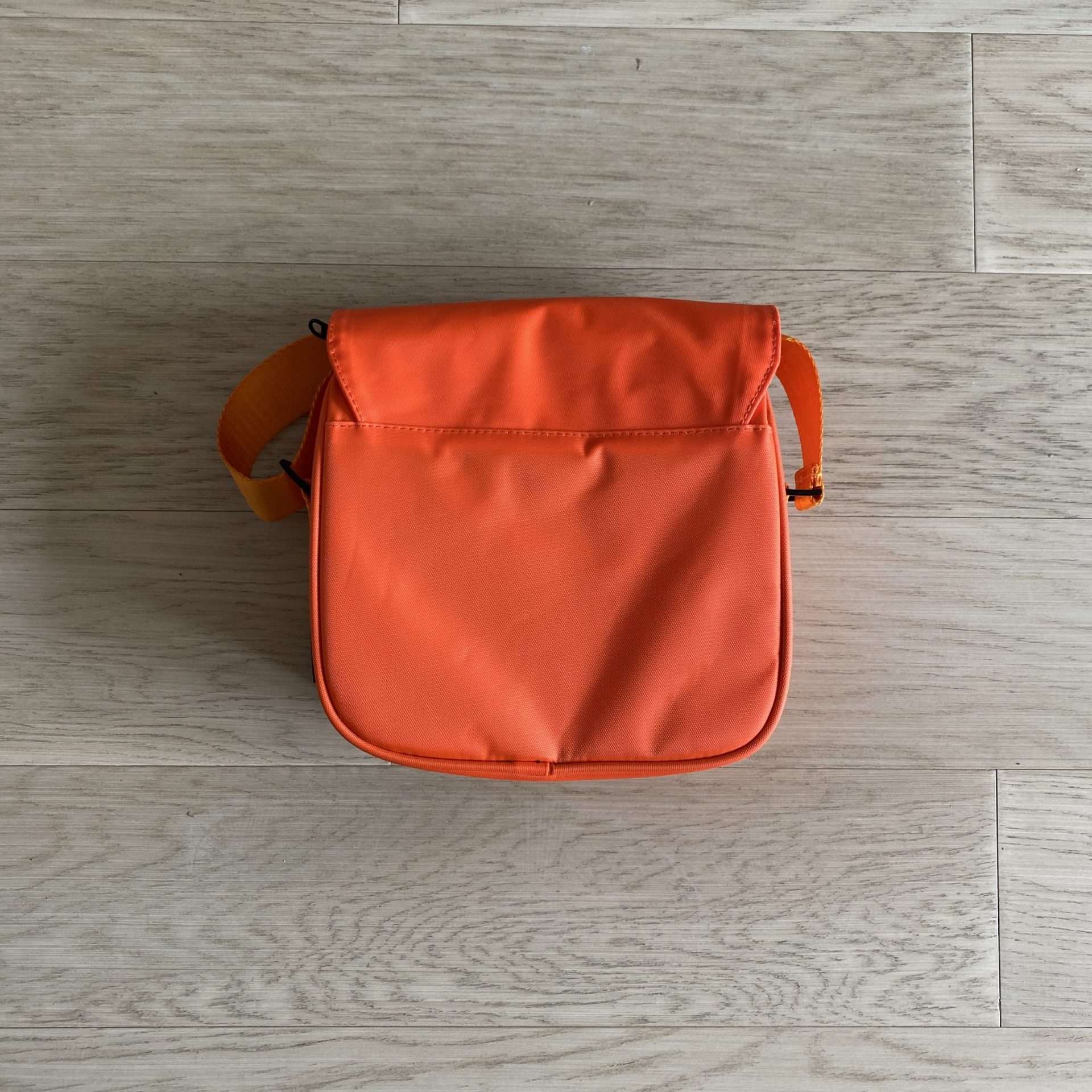 Alternative view of Bandolera Trapstar Naranja