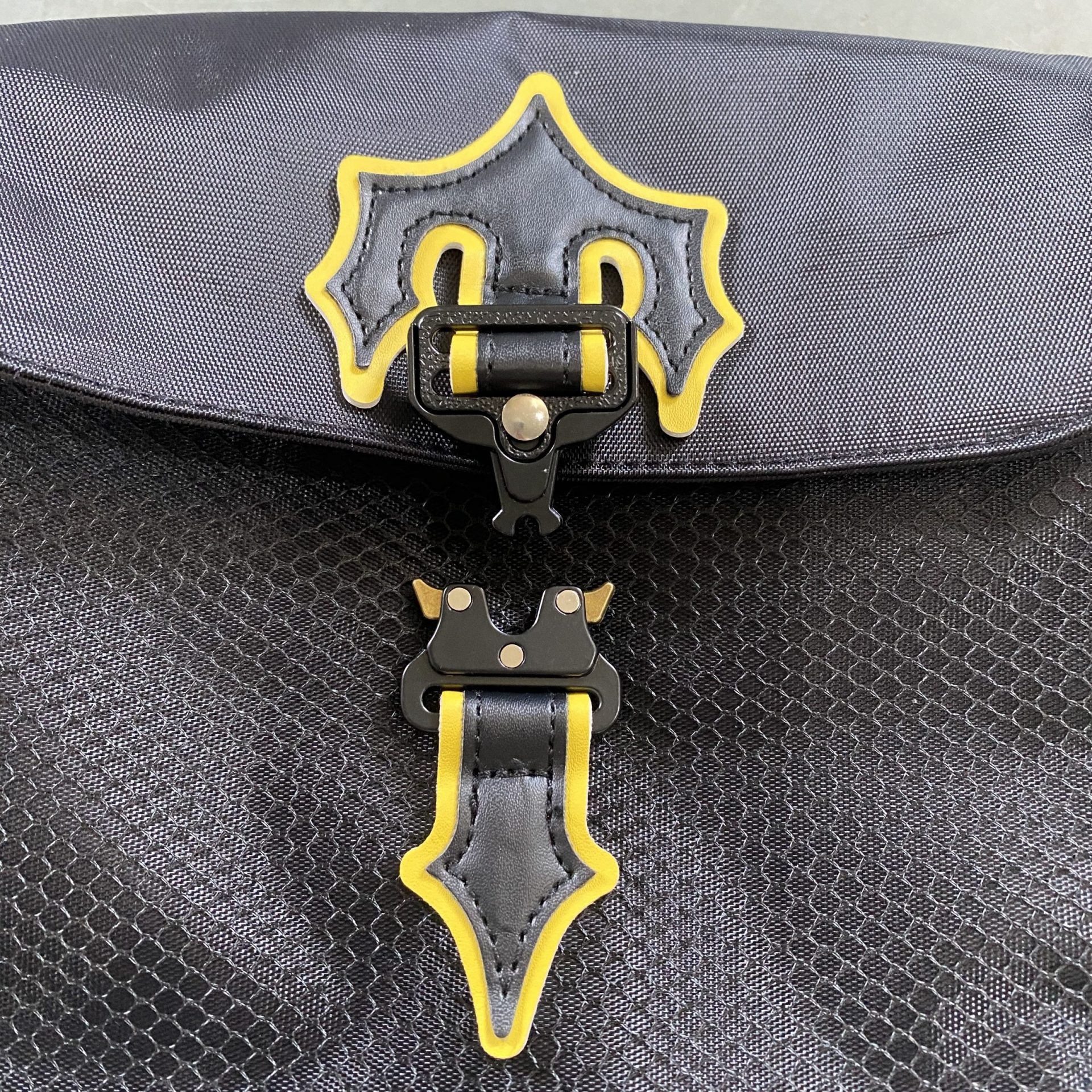 Alternative view of Bandolera Trapstar