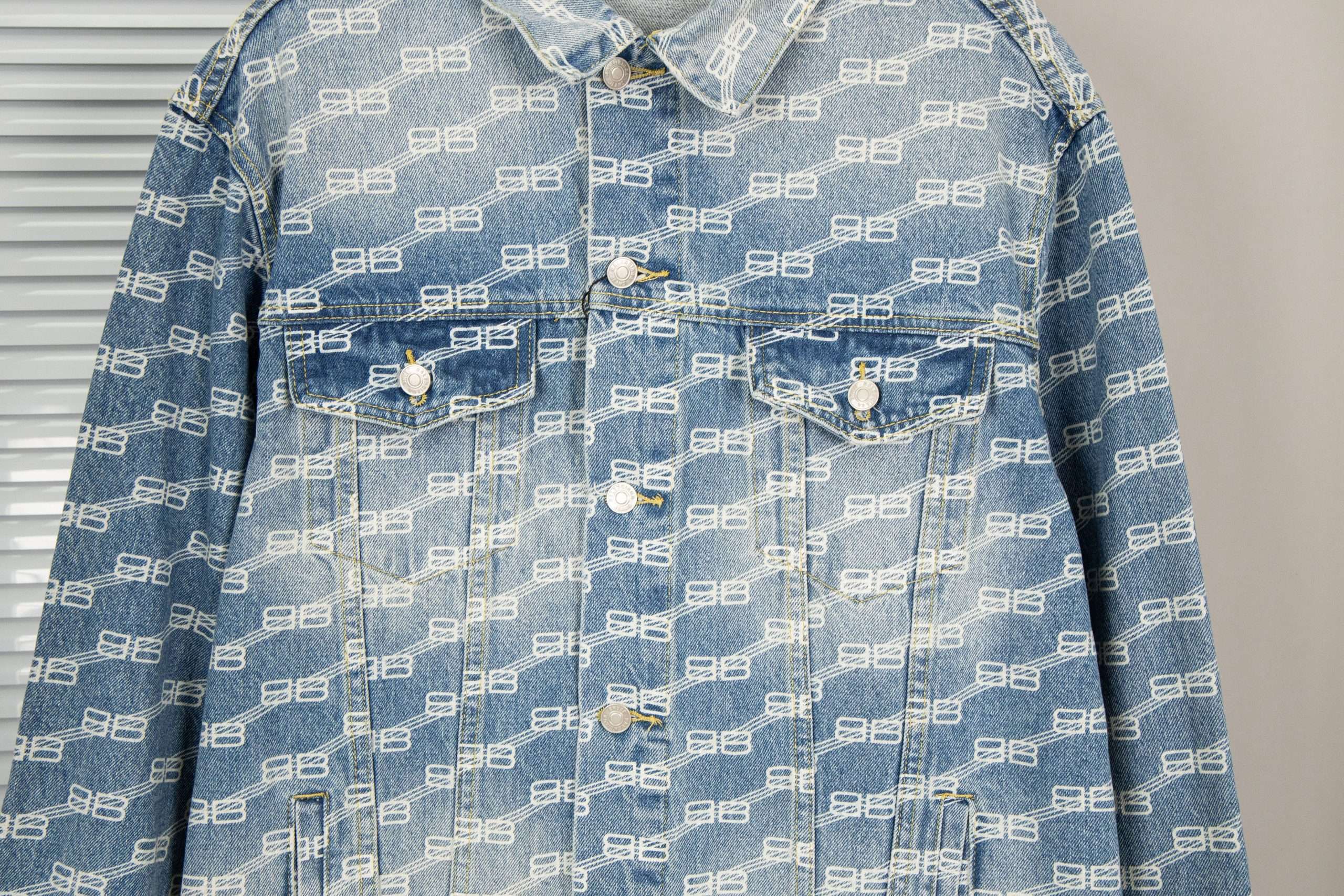 Chaqueta Vaquera Balenciaga Monograma BB - SS23 - Imagen 4