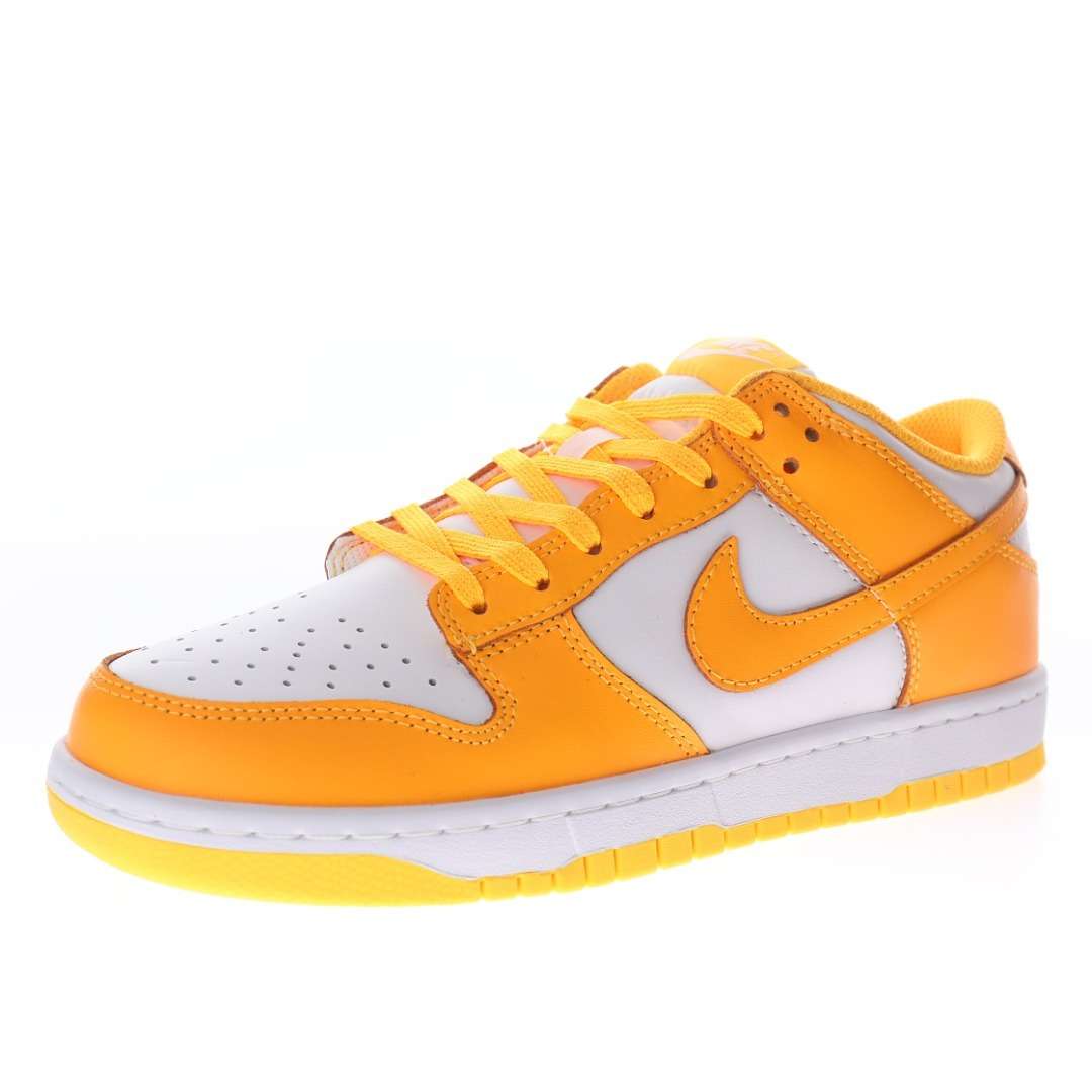 Alternative view of Nike WMNS SB Dunk Low"Laser Orange"