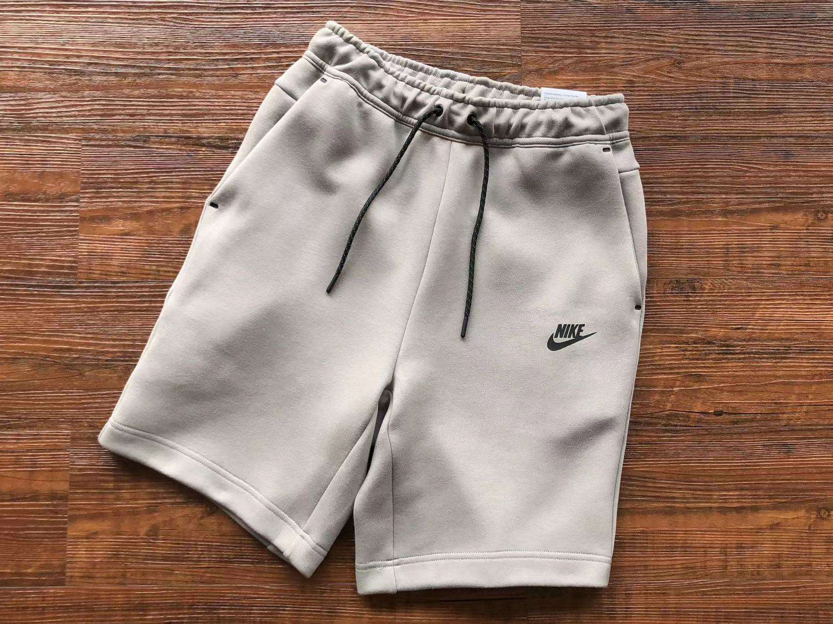 Pantalones Cortos Nike Tech Fleece - Imagen 3
