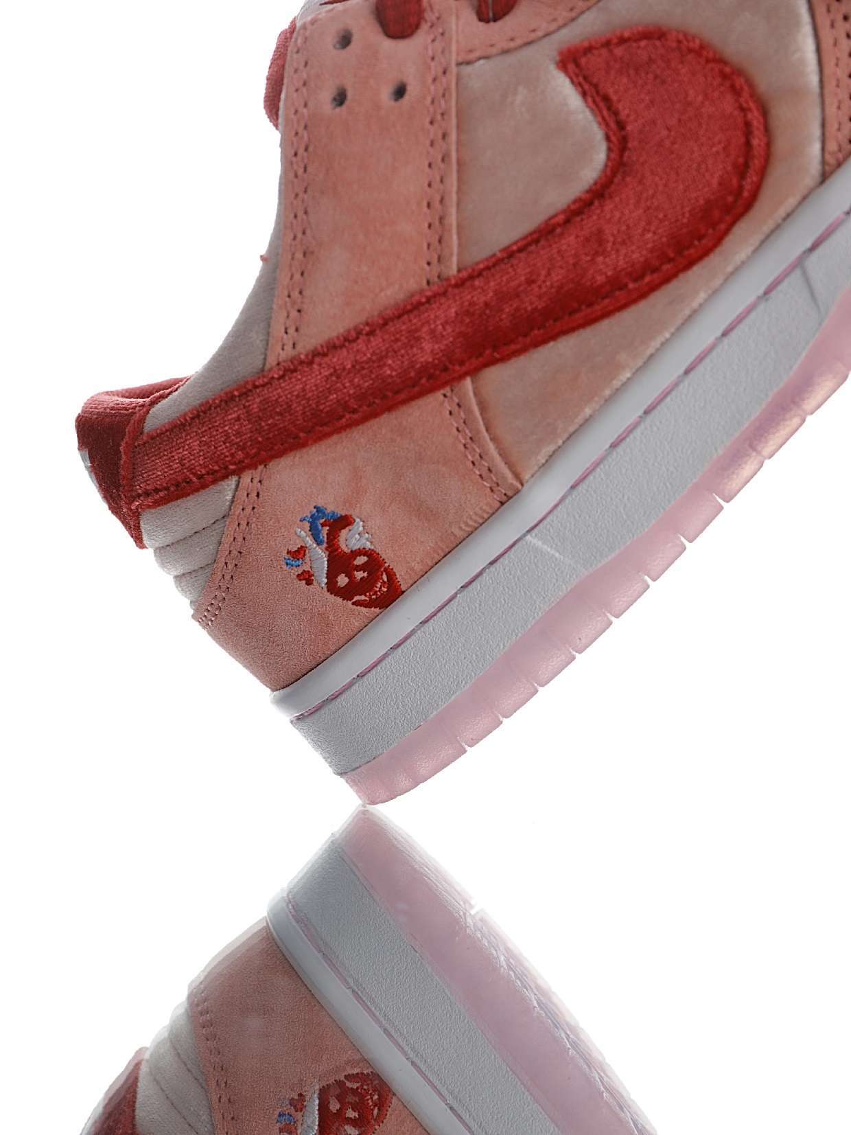 StrangeLove x Nike SB Dunk Low"Valentine's Day" - Imagen 9