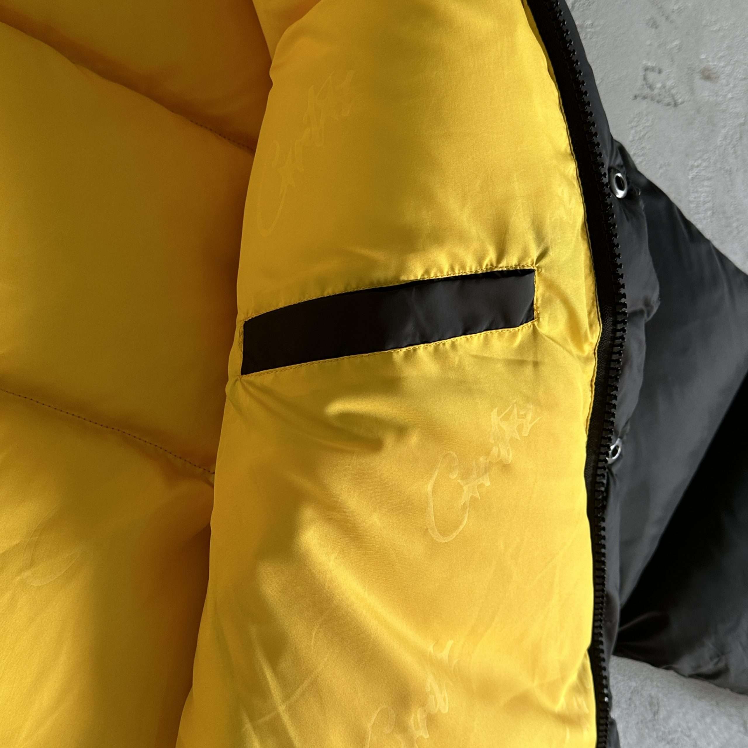 Alternative view of Chaqueta Corteiz Bolo V2 Negro