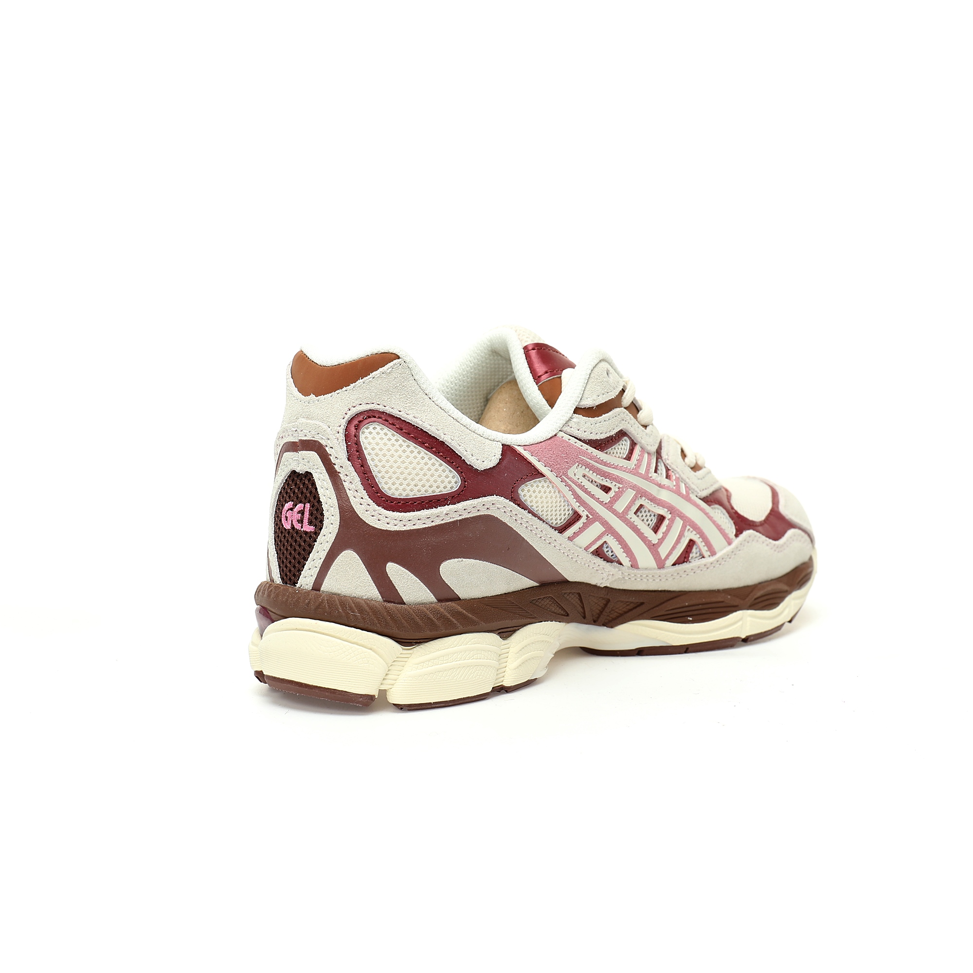 Zapatillas Asics retro para mujer en tonos crema, burdeos y rosa.