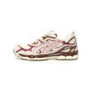Zapatillas Asics retro para mujer en tonos crema, burdeos y rosa.