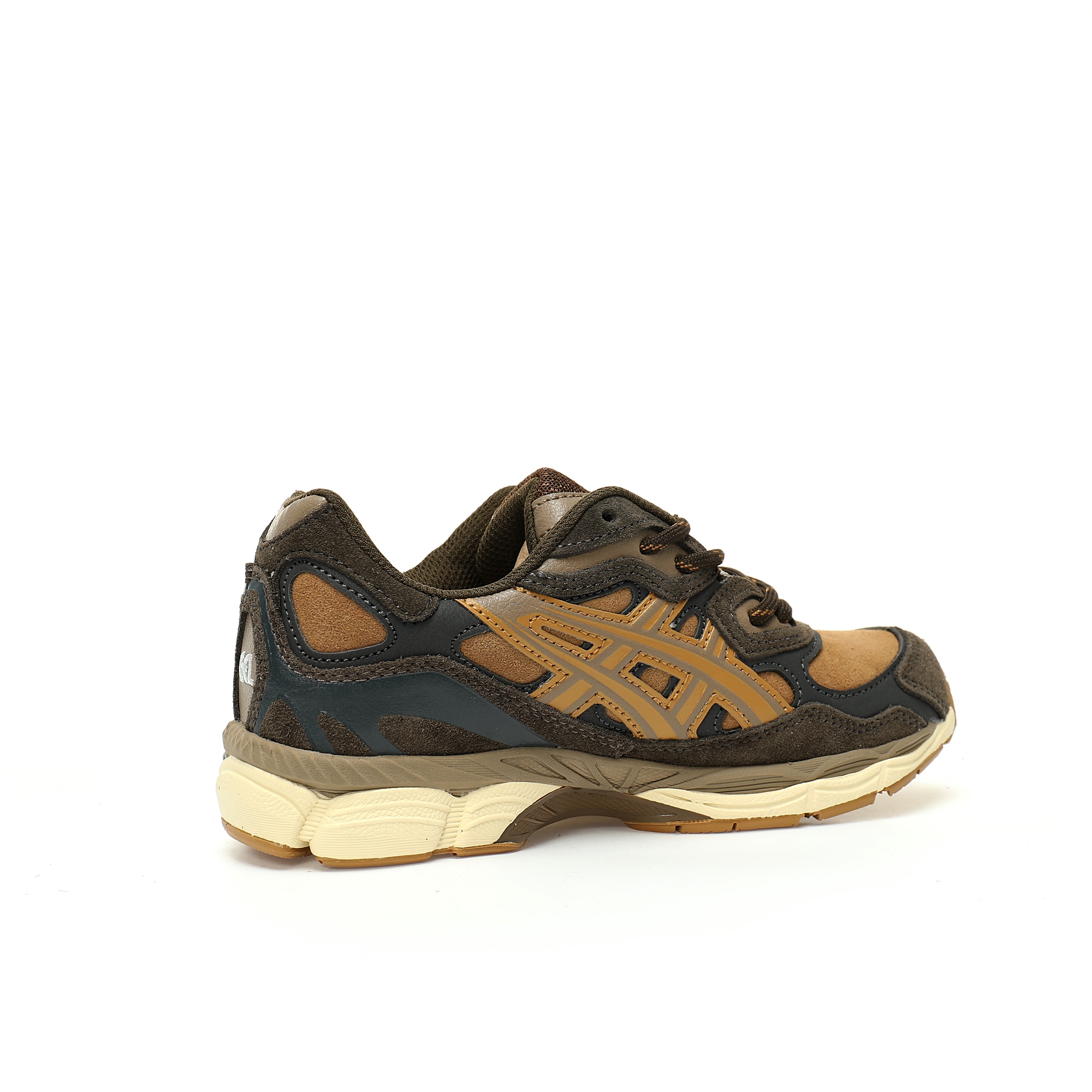 zapatillas Asics marrones estilo senderismo