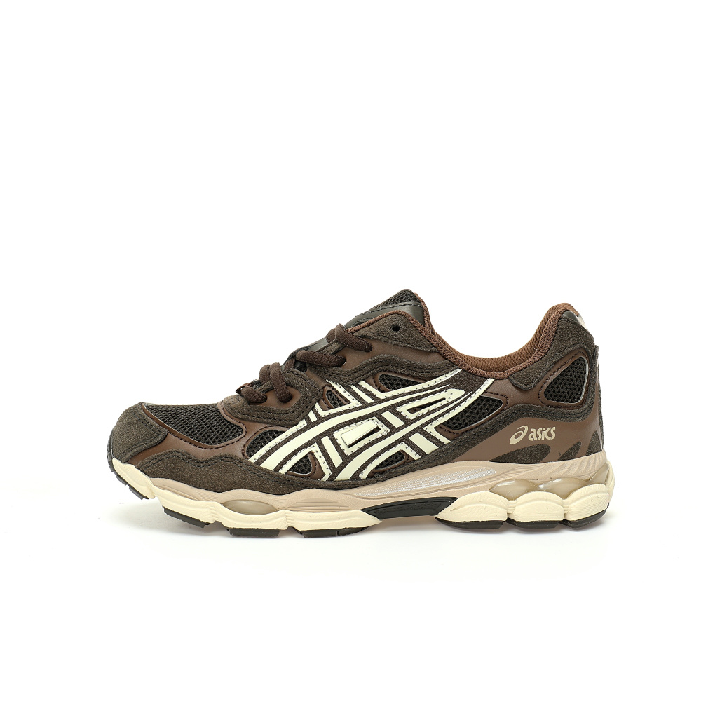 ASICS GEL-NYC en color marrón oscuro con detalles en crema y suela beige