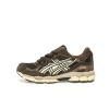 ASICS GEL-NYC en color marrón oscuro con detalles en crema y suela beige