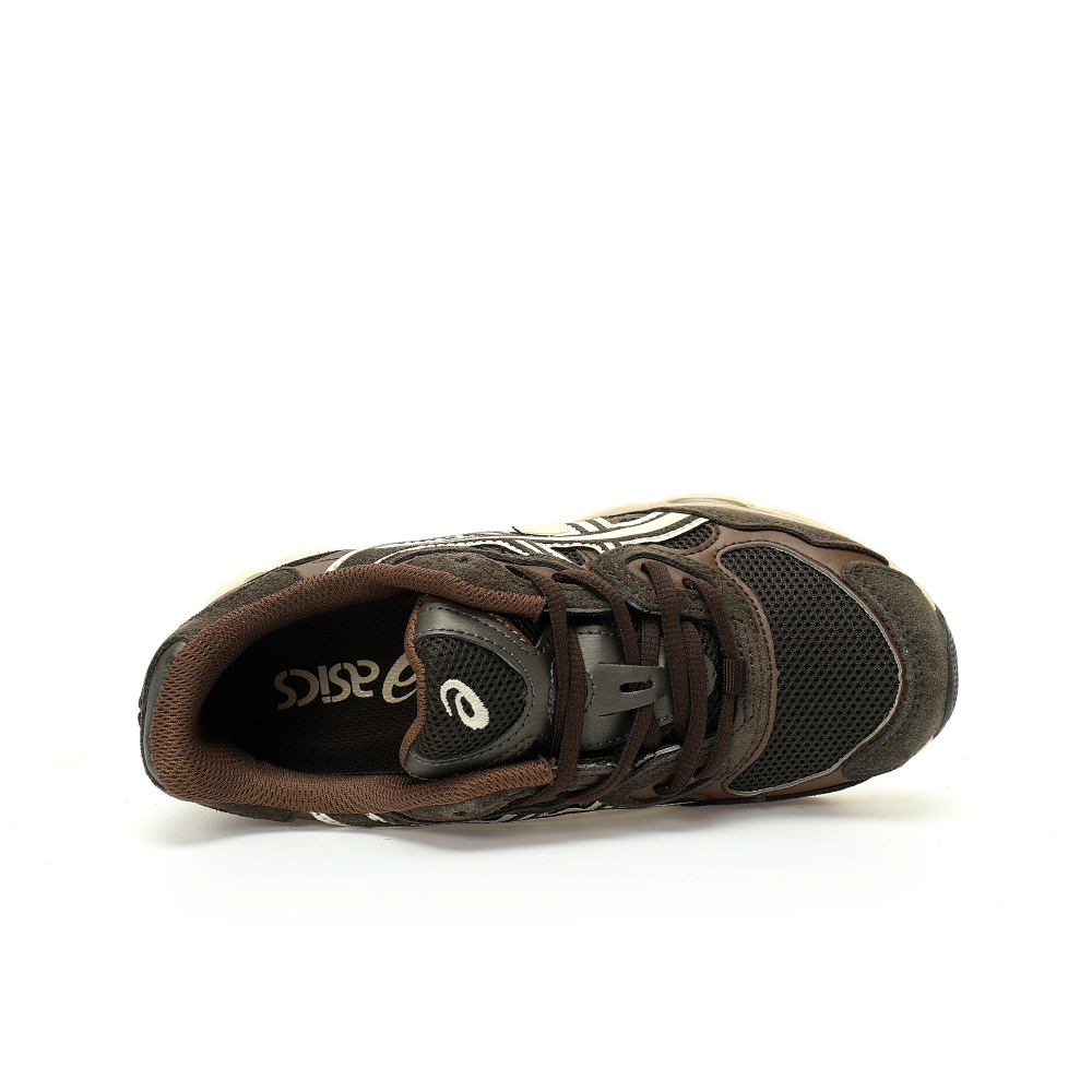 ASICS GEL-NYC en color marrón oscuro con detalles en crema y suela beige