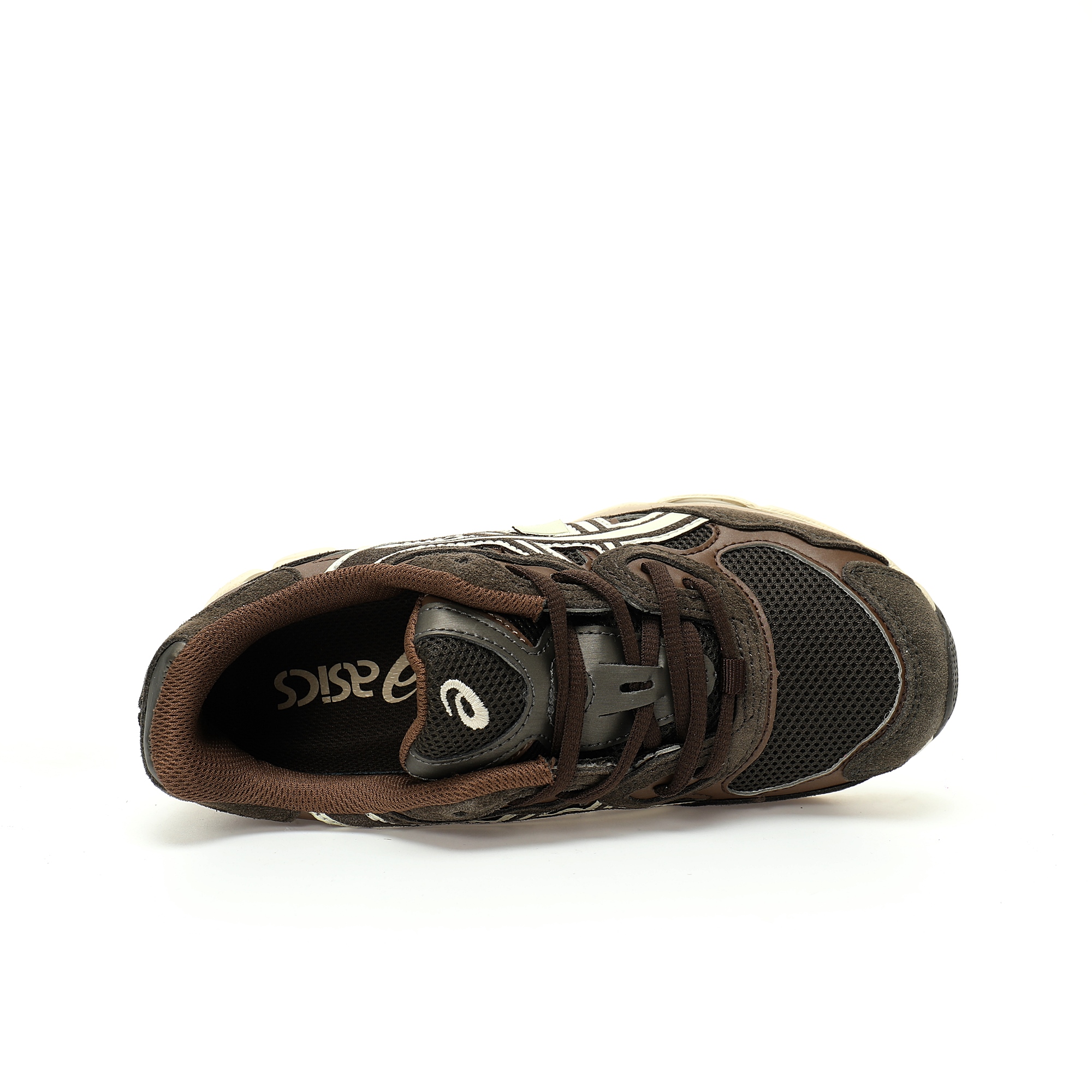 ASICS GEL-NYC en color marrón oscuro con detalles en crema y suela beige