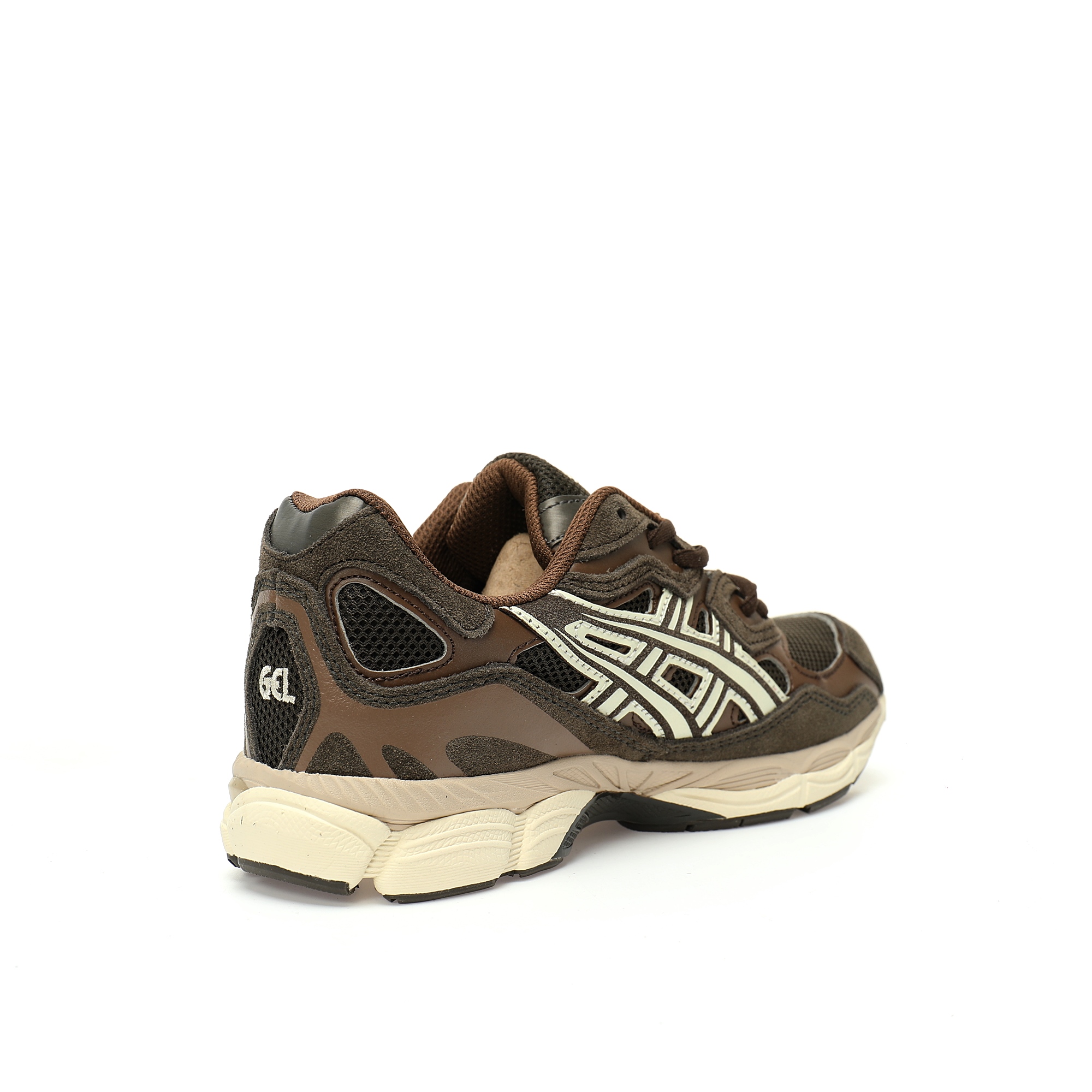 ASICS GEL-NYC en color marrón oscuro con detalles en crema y suela beige
